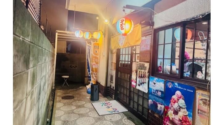 奥に看板と一際明るいお店が見えてきます♪