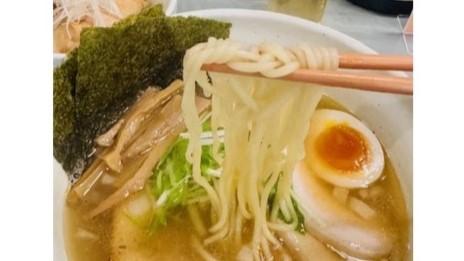 スープによく合う中太ストレート麺🍜