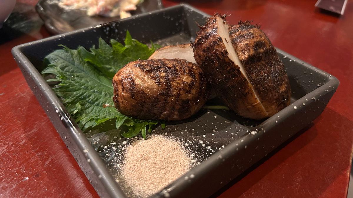 里芋のから揚げは皮をむきながら食べるスタイル