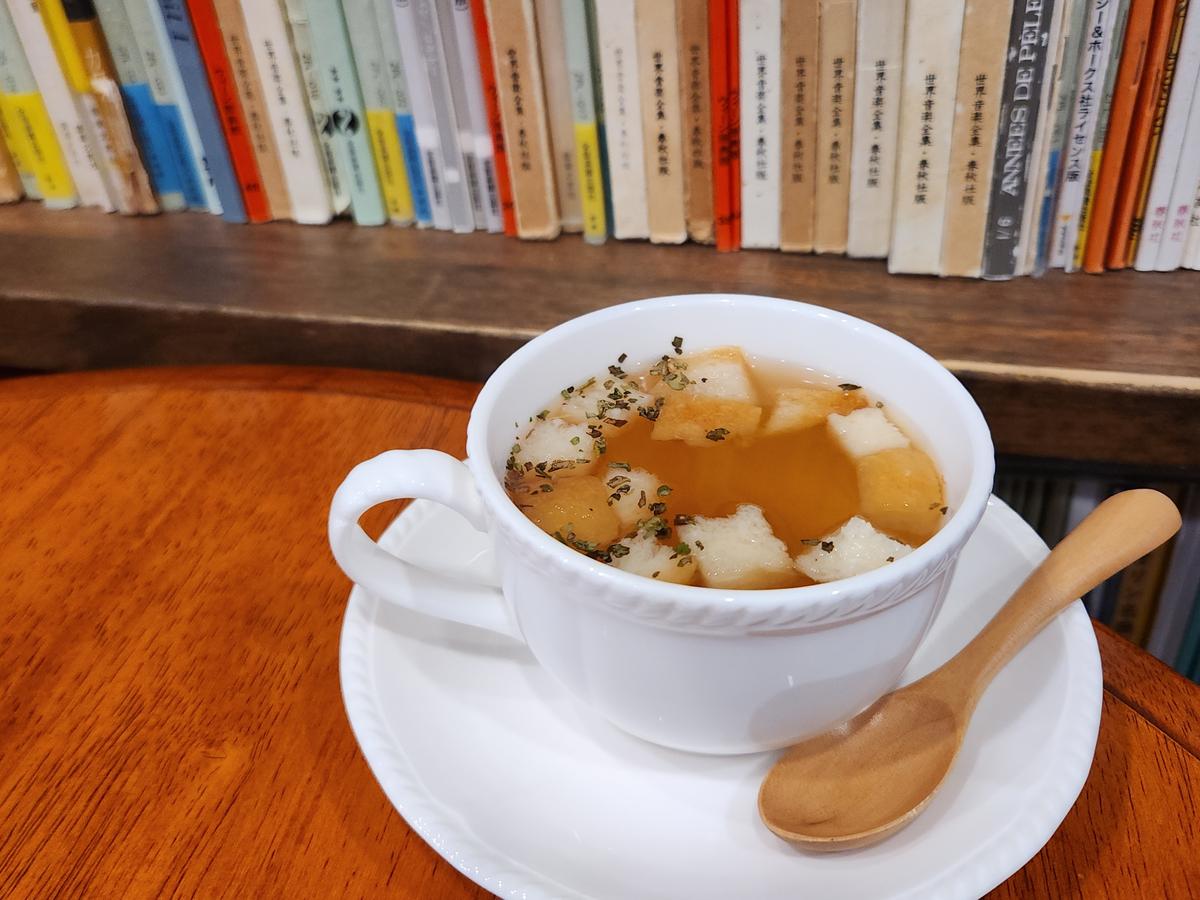 熱々スープ。本棚には楽譜がいっぱい。