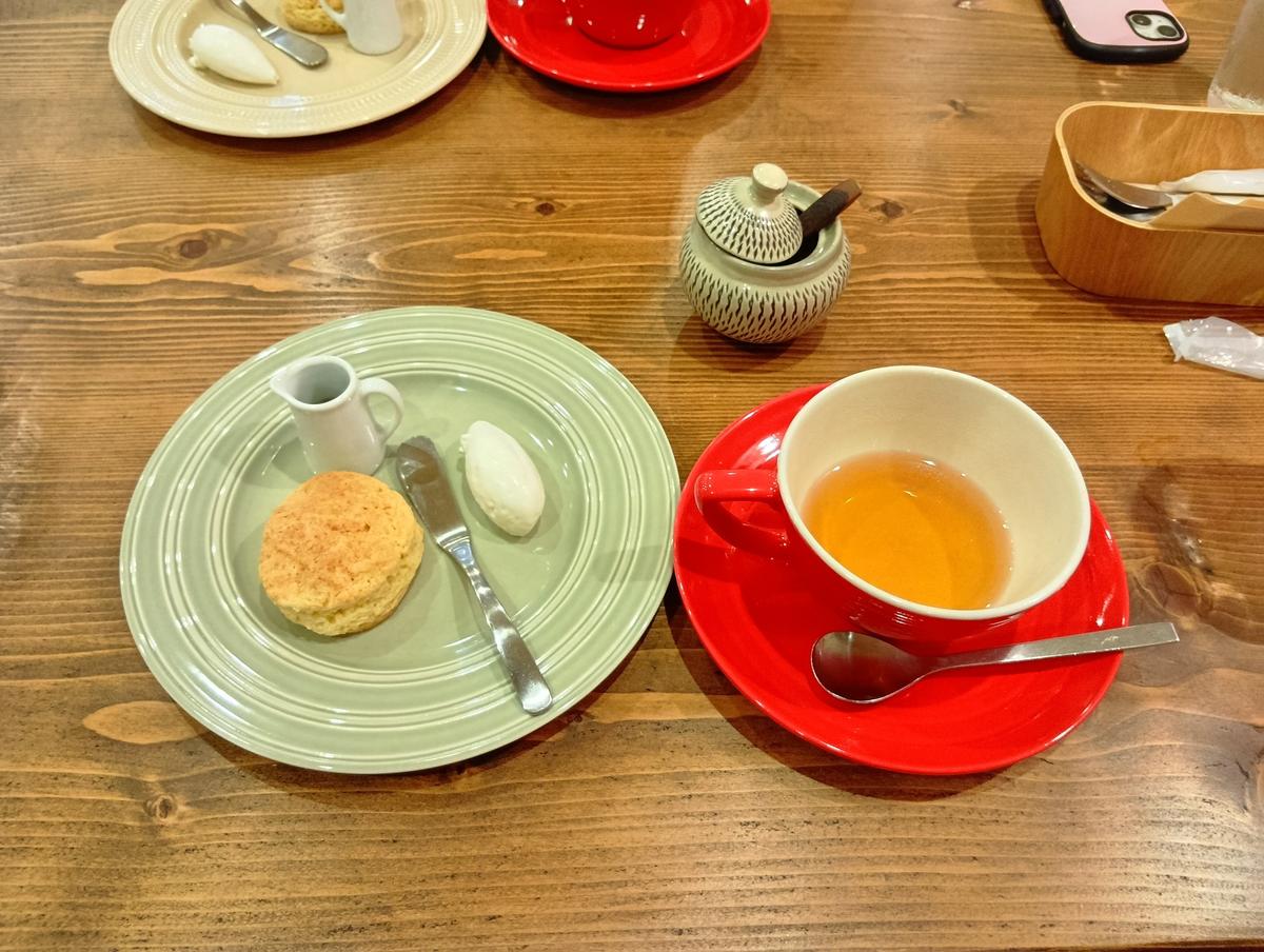 スコーンと紅茶