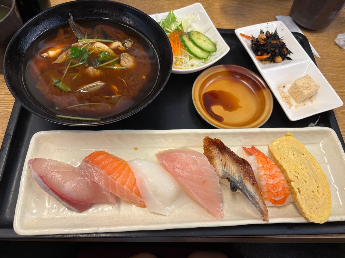 楽にぎりランチ(¥850)　にぎり7貫(8貫?)サラダと小鉢、赤だしorうどん