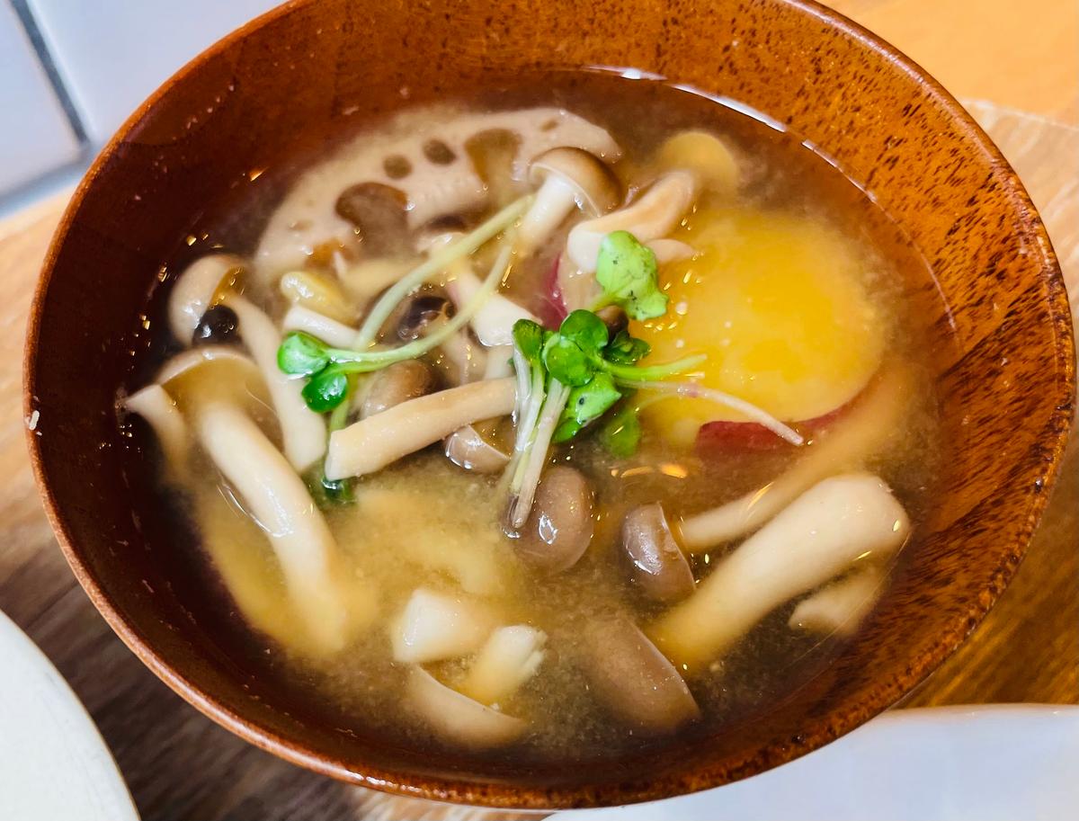 季節の根菜たっぷり具沢山味噌汁！
