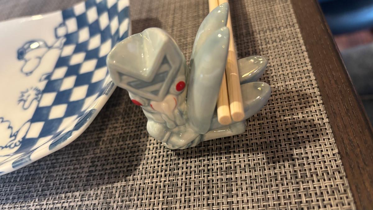 バルタン星人がお箸を挟んでくれます🥢