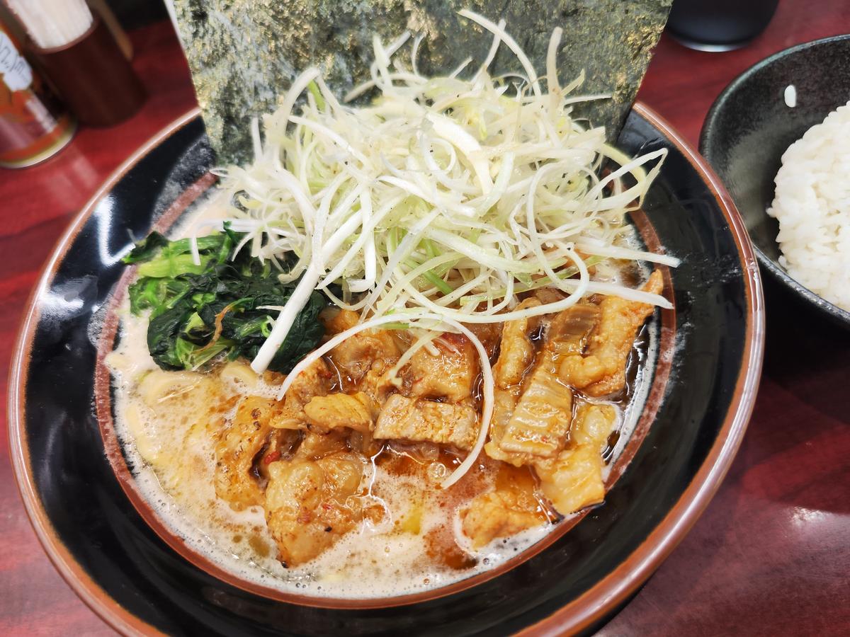 旨辛ホルモンラーメン（白髪ネギ追加）