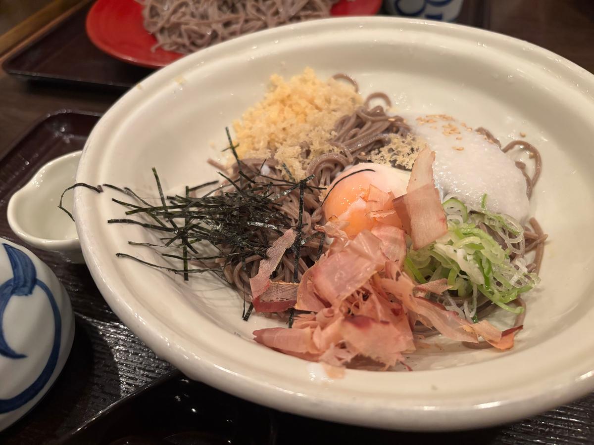 冷し月見山かけそば　¥920 温玉ととろろでねばねばたくさん