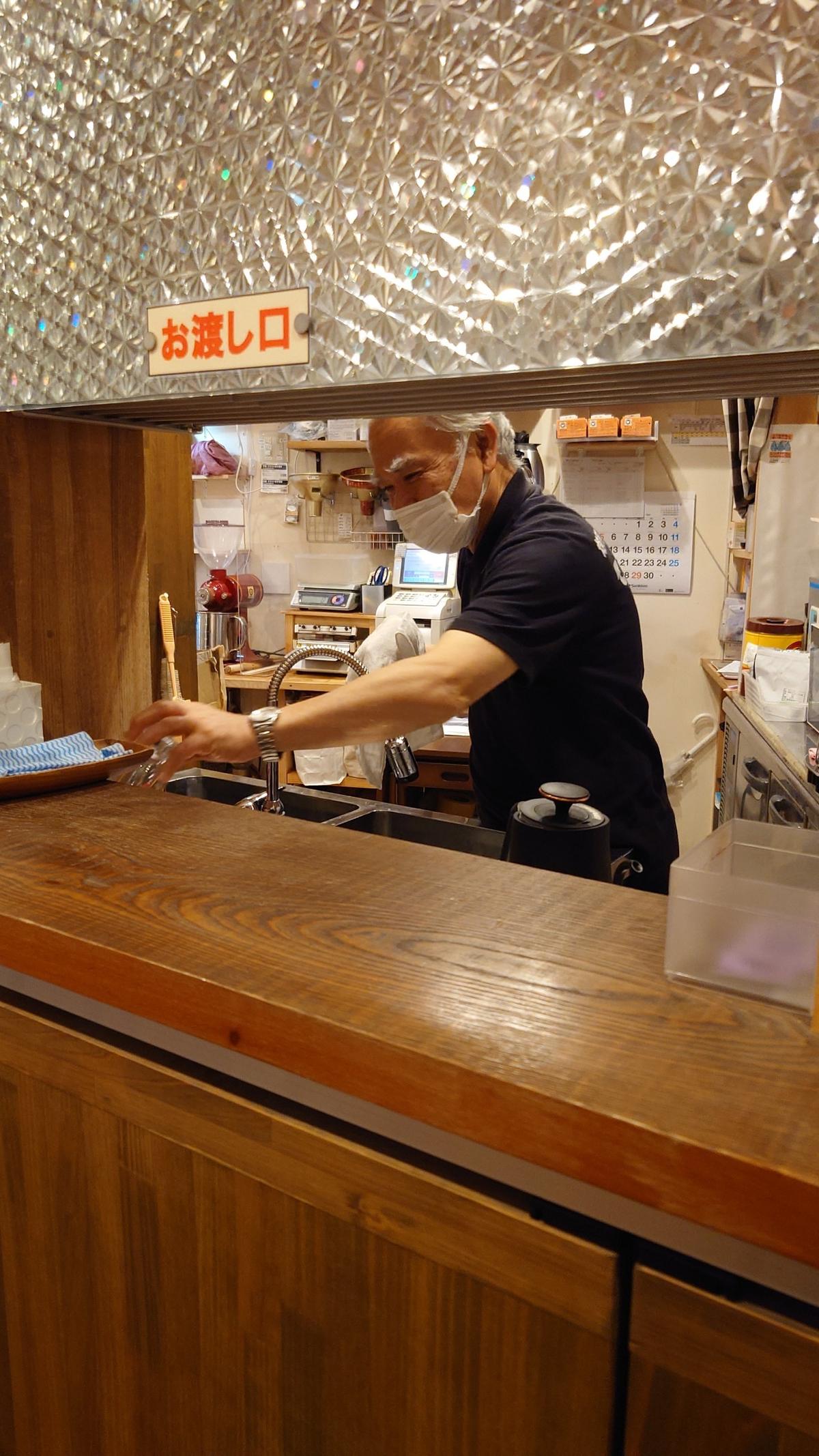 旦那さんも奥でサービスコーヒー準備