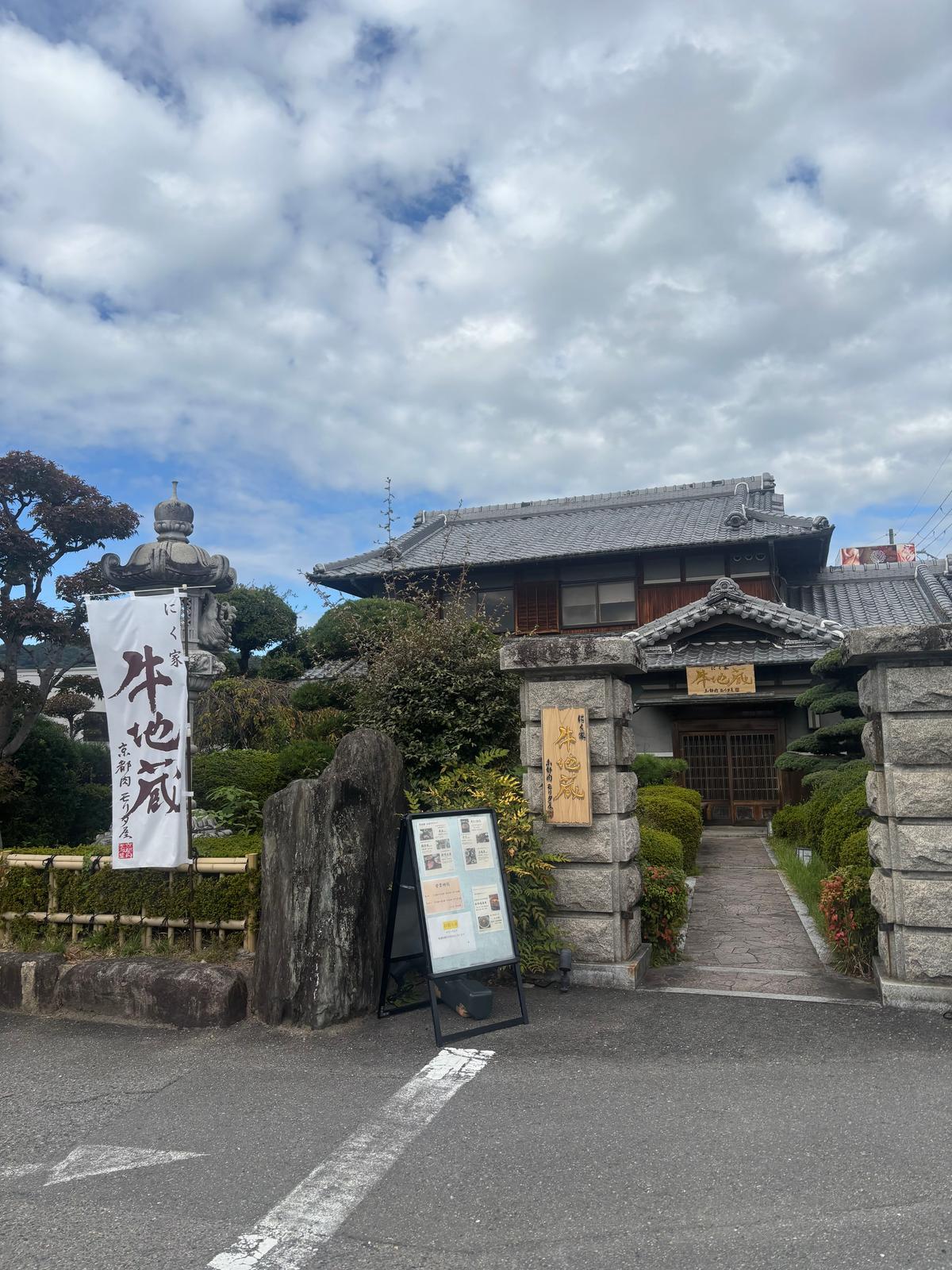 敷居が高そうなお屋敷です。進みます。