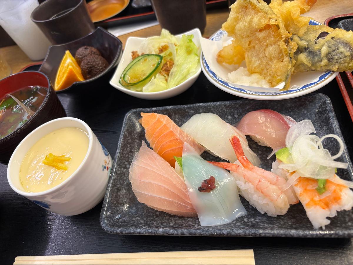 レディースセット(¥1200) 赤だしと茶碗蒸しどちらも食べれて最高🍵