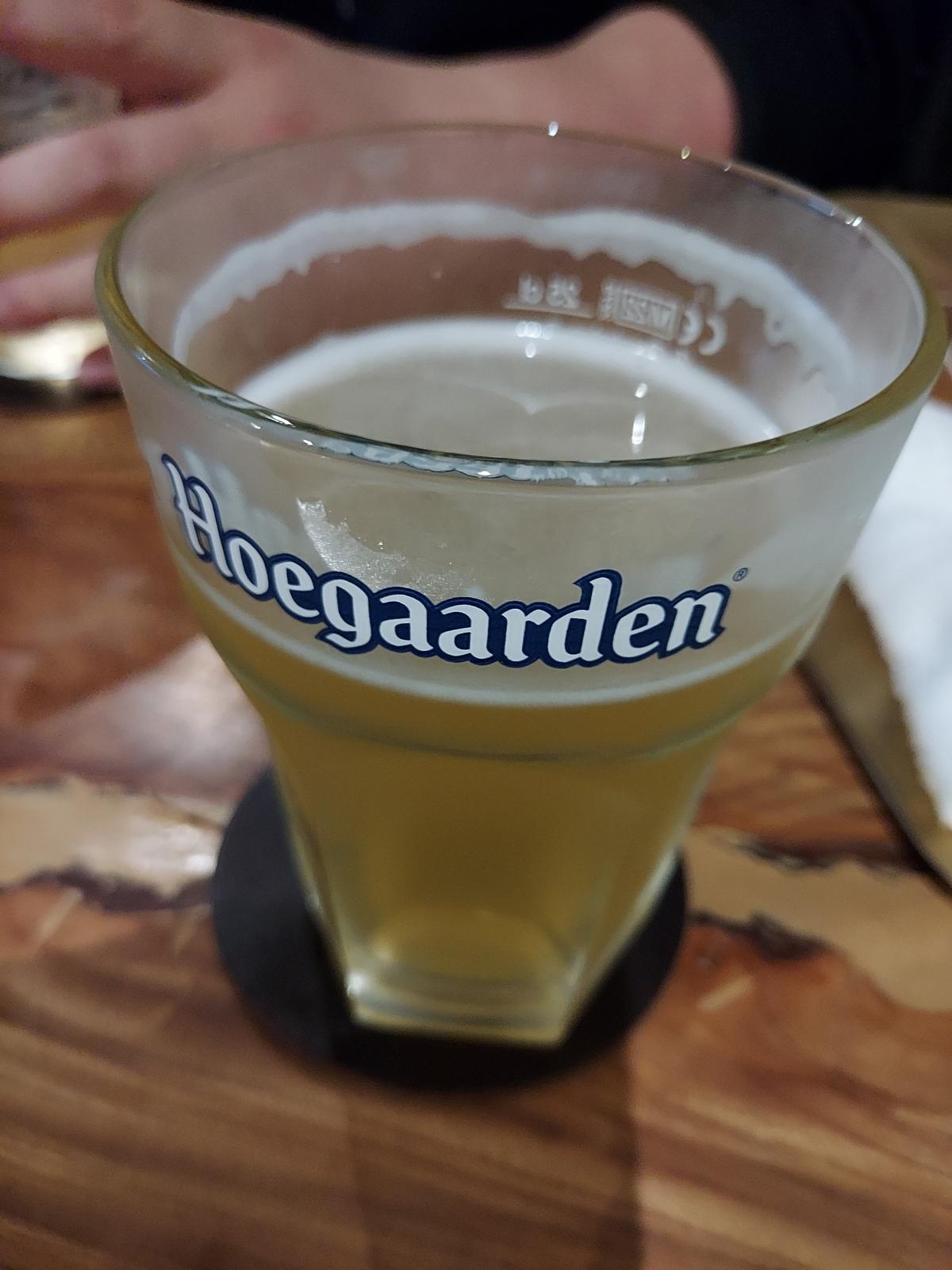 ホワイトビール、泡が消えちゃってから写真撮ってしまった。注ぎ方が独特です。