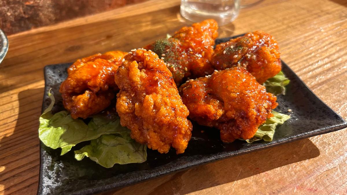 濃厚な甘辛ソースがたっぷり！お肉もジューシーで食べ応え抜群ですよ🍗