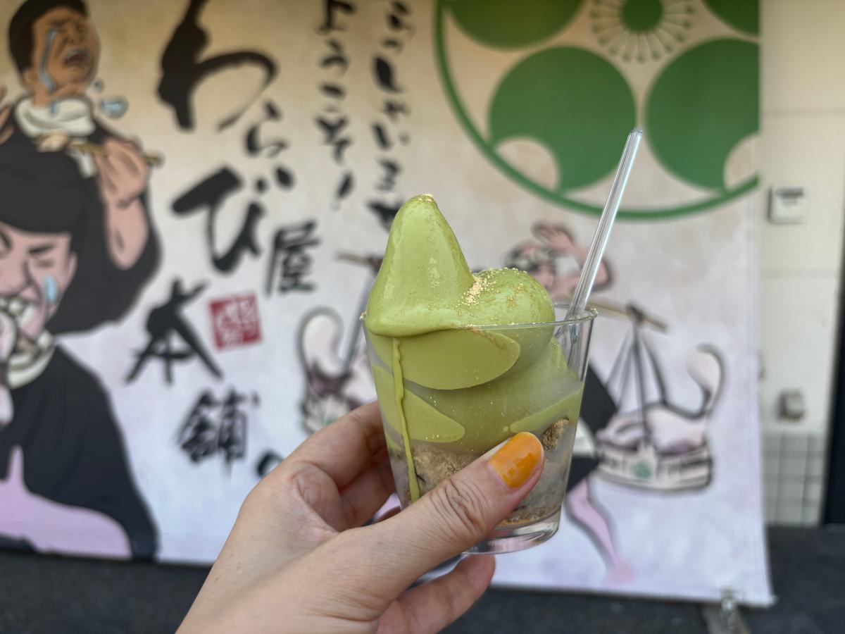 抹茶パフェ　¥450　抹茶ソフトの下にわらび餅が!暑くてちょっと溶けちゃいました