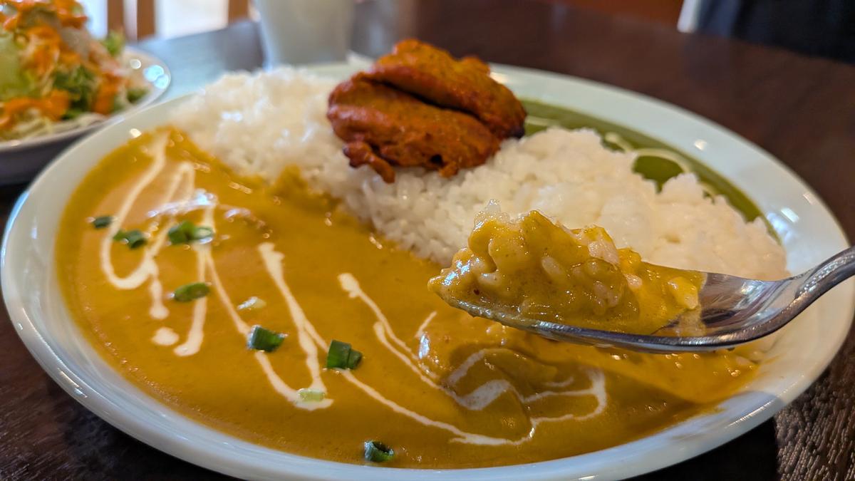 ダブルカレーセット1050円、こちらはチキンカレー♪