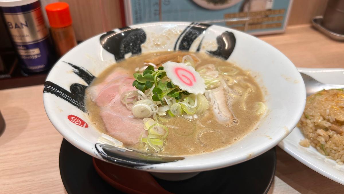 濃厚なスープが麺に絡んで溜まりませんなぁ