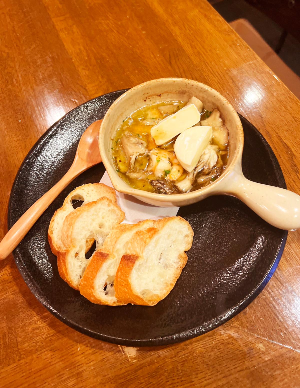 アヒージョも最高に美味しい❤︎これで何杯もいけちゃう