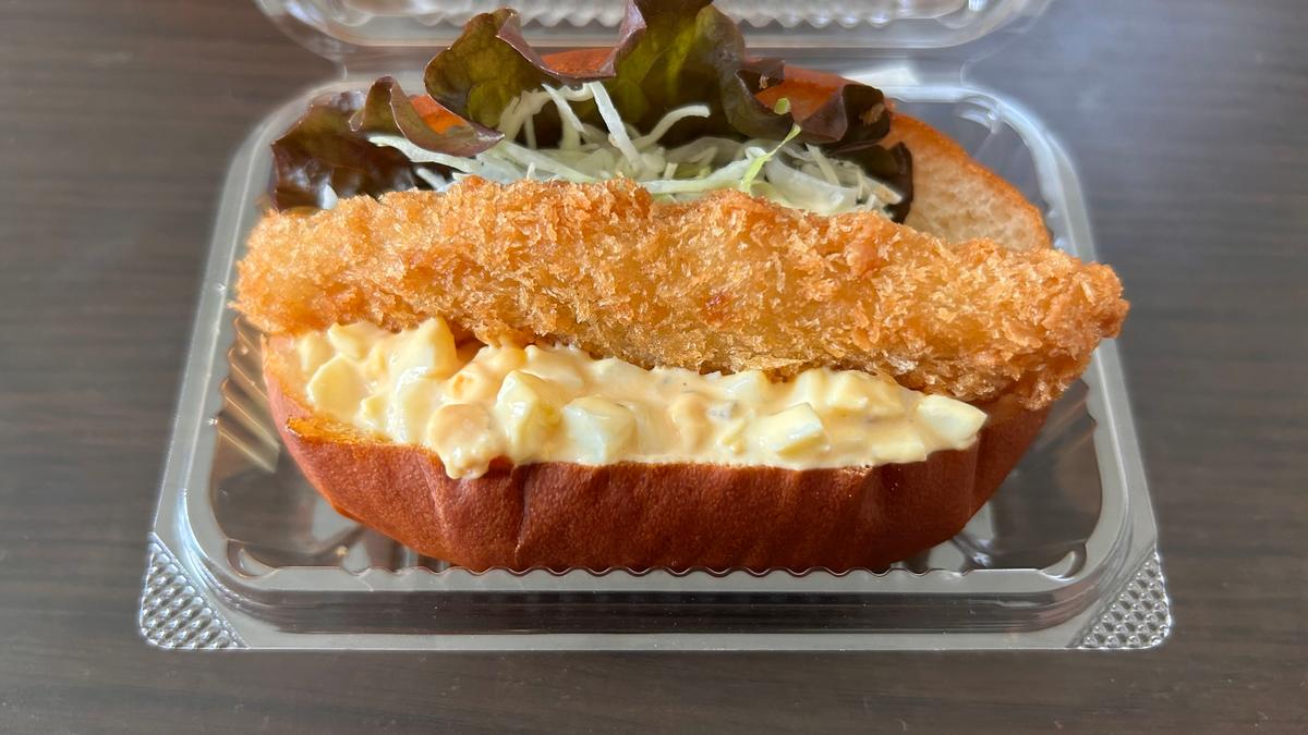 大きな魚フライとたまごサラダの組み合わせが抜群