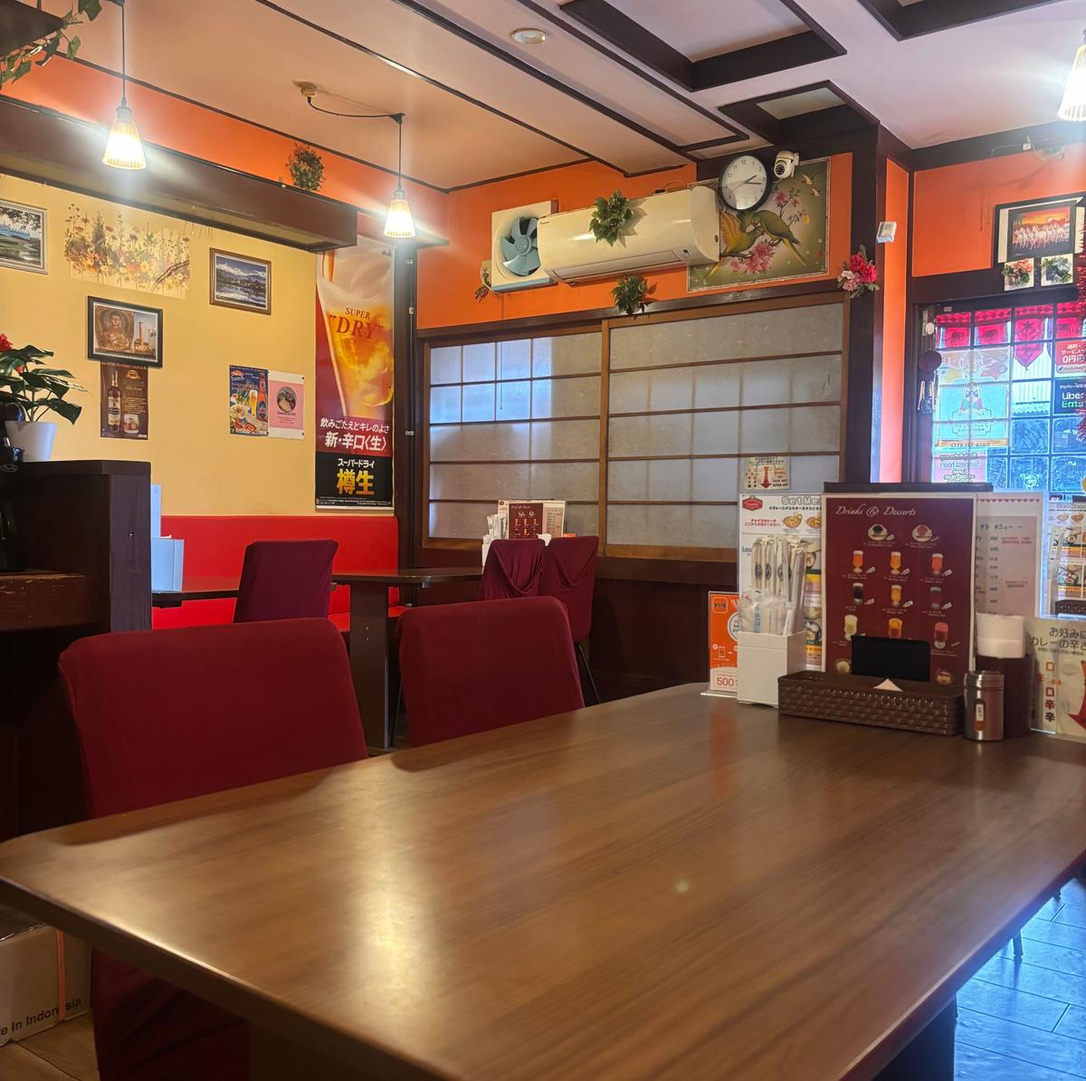 ノスタルジックな店内。外の明かりが優しく入ってきます