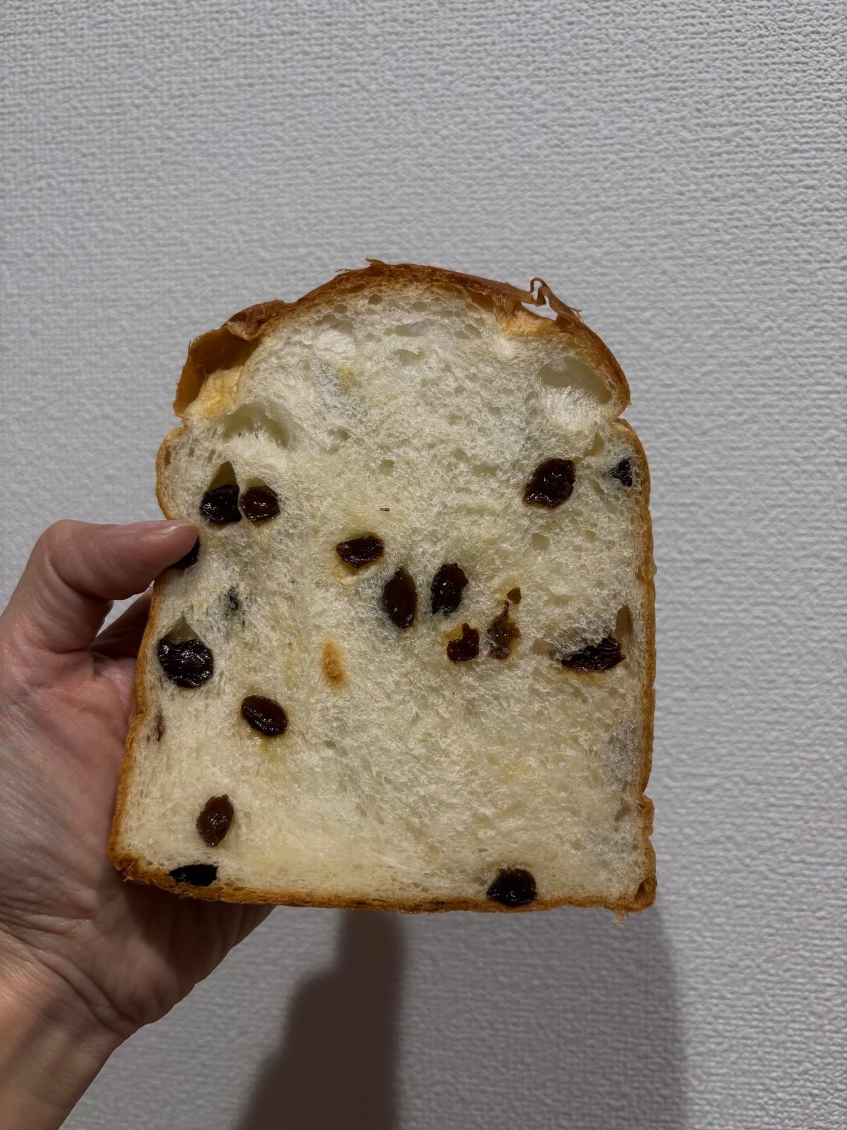 どこを切ってもたくさんのレーズンです。生地もしっとり、ふわふわ
