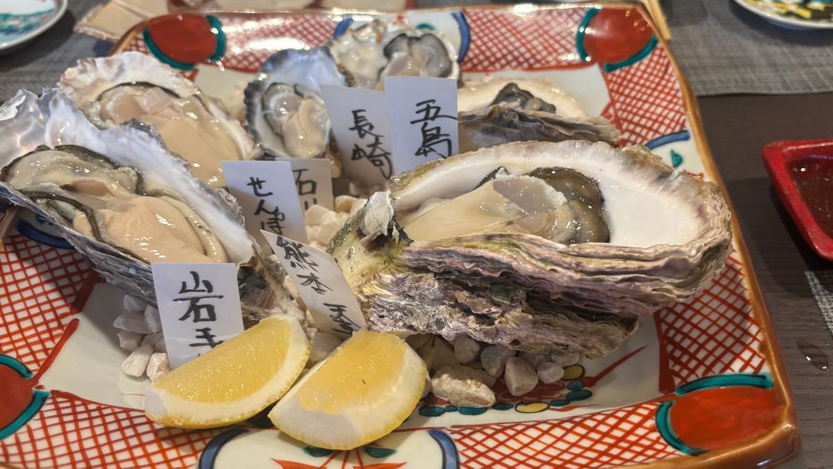 新鮮な生牡蠣の全種盛り！旬の岩牡蠣も🦪