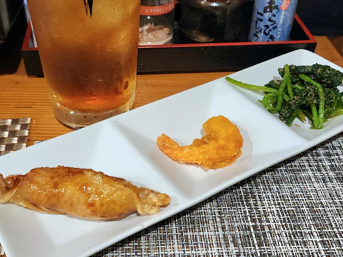 鶏皮ぎょうざ、サクサクのガーリックシュリンプフライ、ほうれん草ごま和え