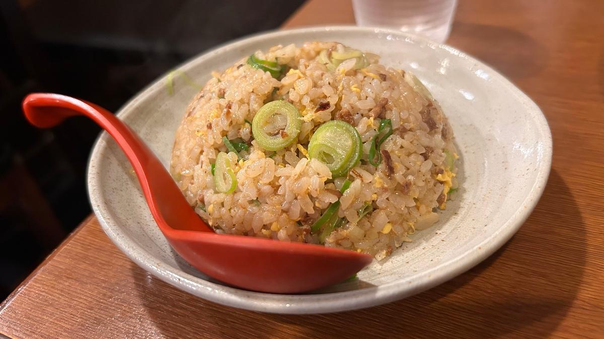 香ばしい半チャーハンが食欲を刺激します