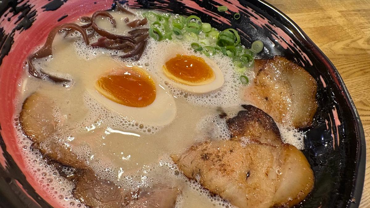 キクラゲ卵チャーシューどれもスープに絡めてめっちゃ美味い！