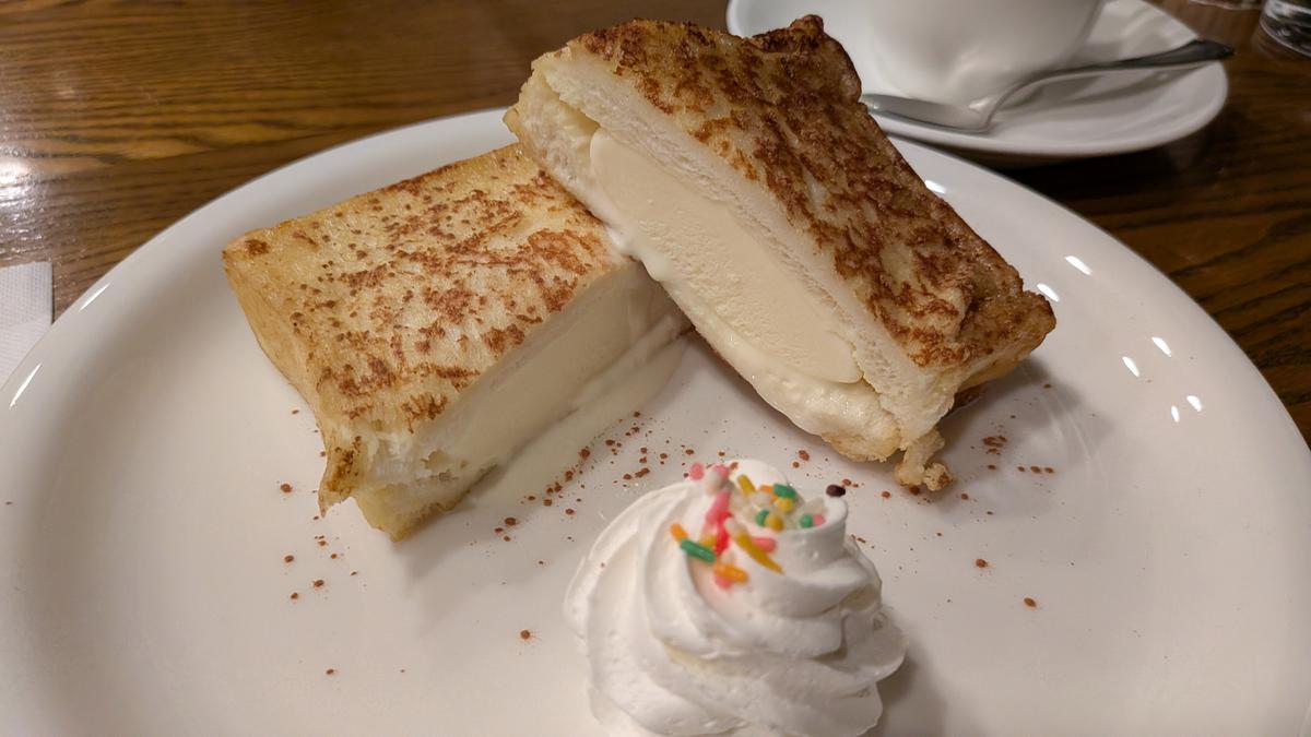 アイスクリームをサンドしたフレンチトースト&ブレンドコーヒー♪