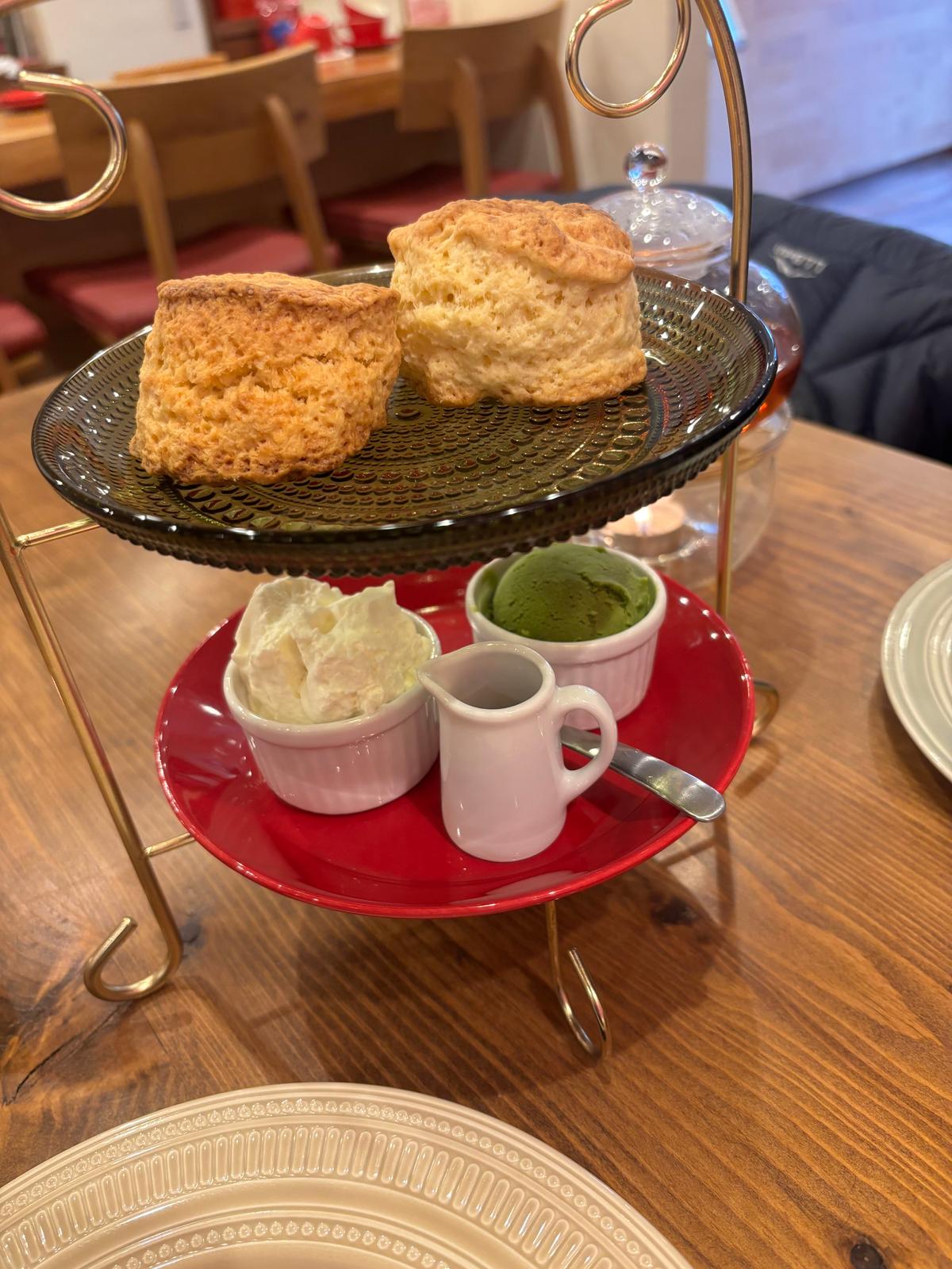 たっぷり紅茶とスコーンで午後のひとときを
