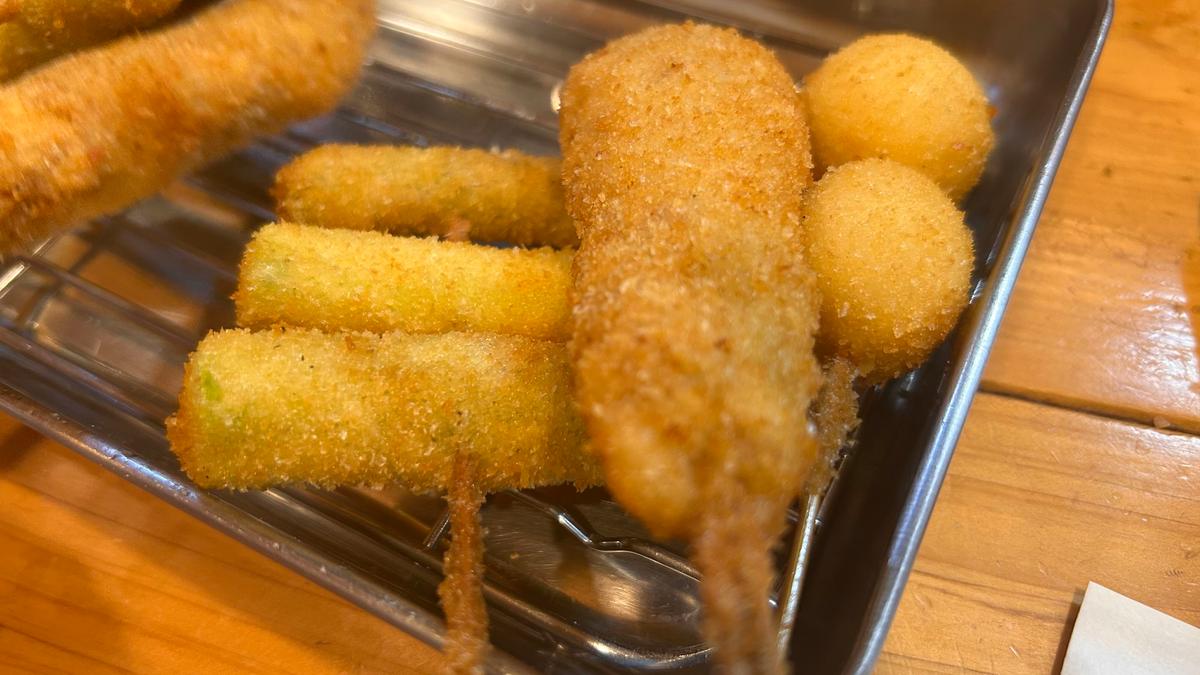 アスパラやうずらなどメニューが豊富