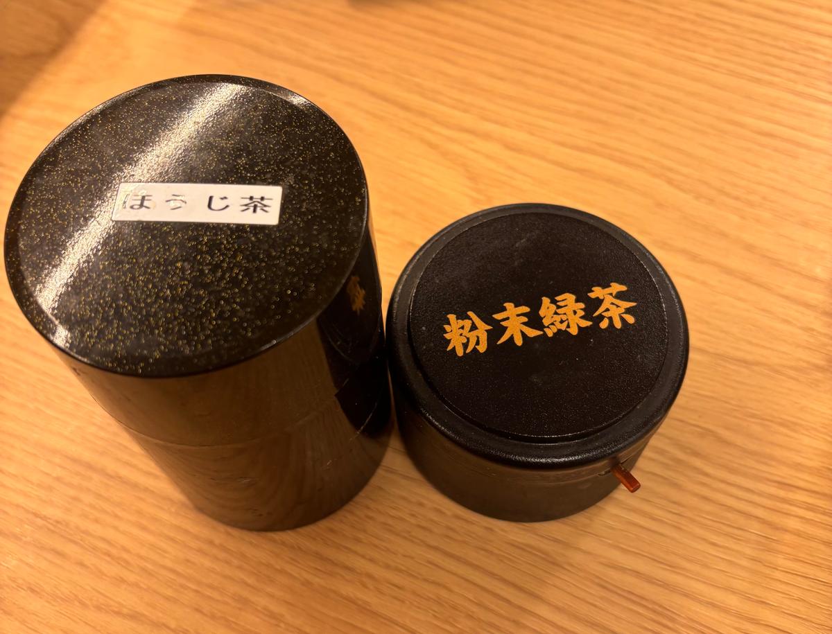 お茶は2種類。お湯は熱湯すぎず、ちょうどいい加減です。