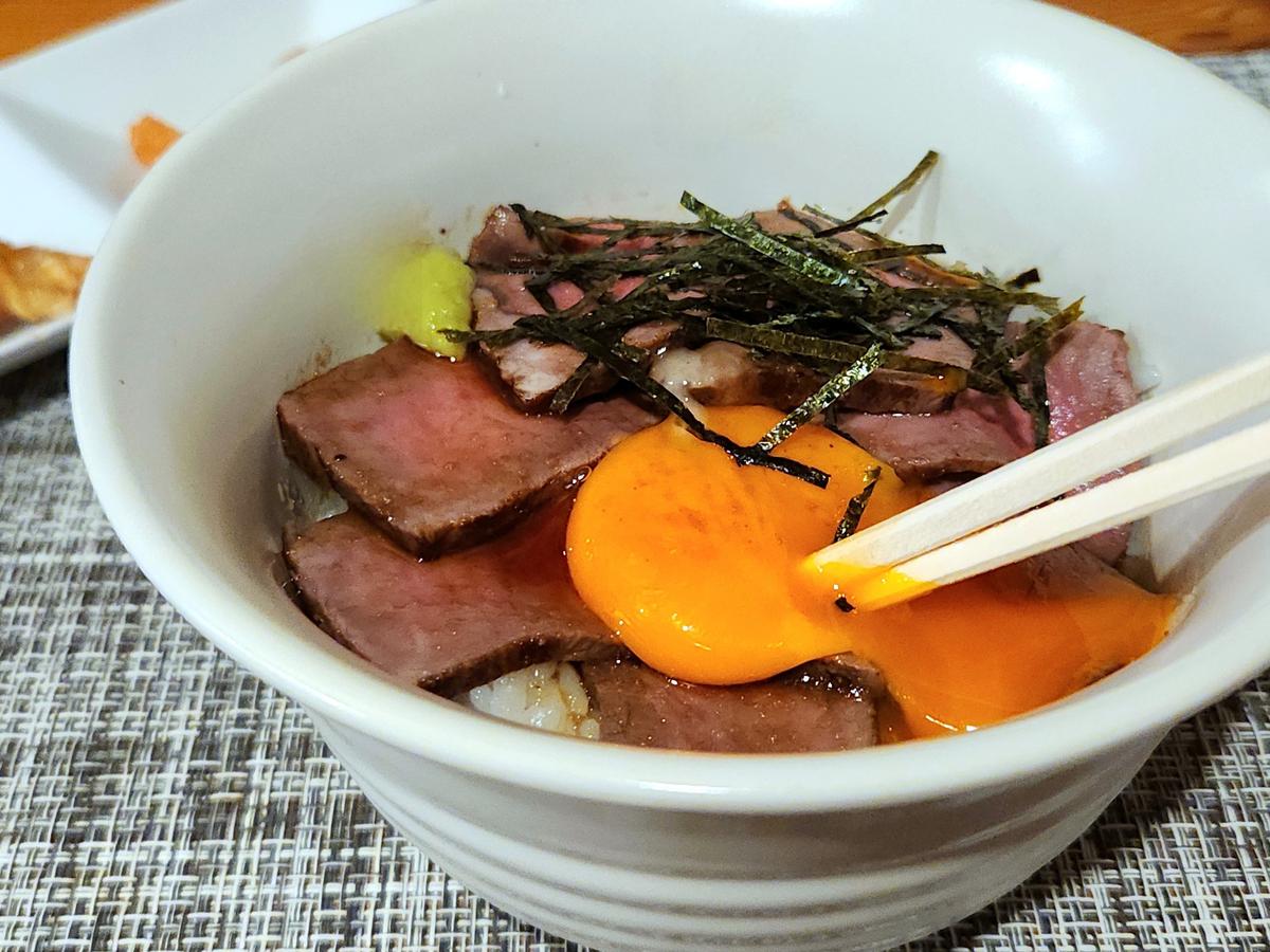 黄身がトロッ♪ローストビーフ丼700円(税込)