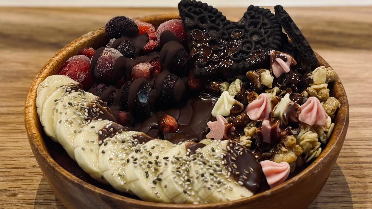 チョコアサイーはパキパキとスプーンで崩すのも楽しい♪
