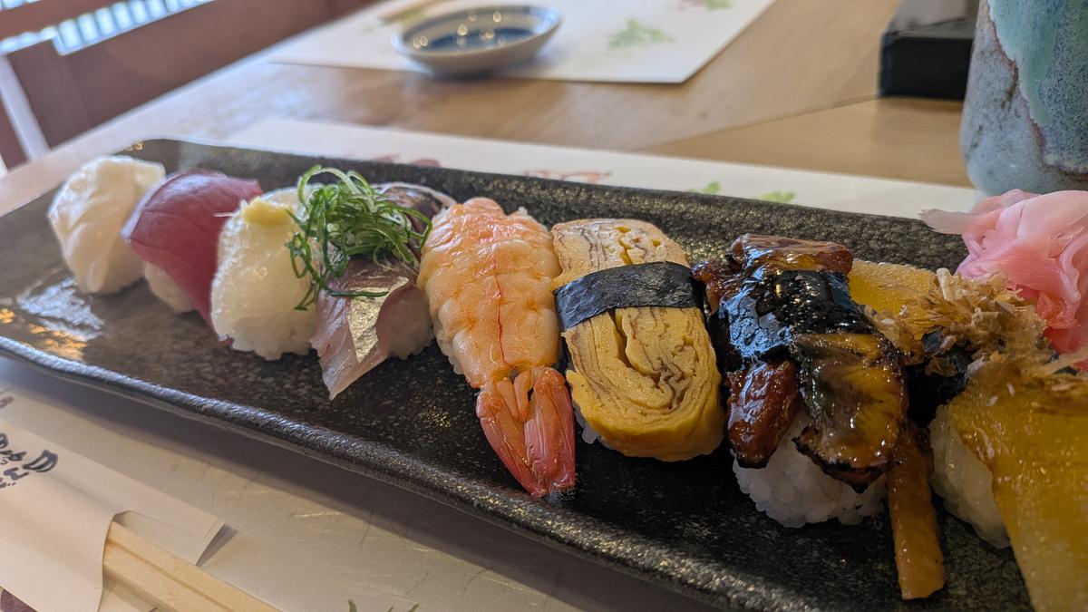 お寿司ランチ（赤出汁orおうどん付）　1000円