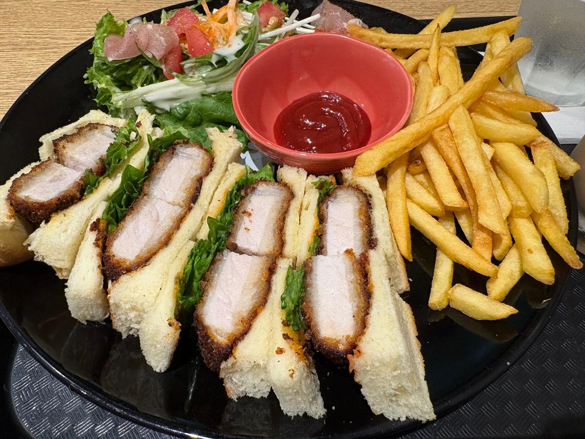 ロースカツサンド(ポテト、サラダセット)両方つけられます！