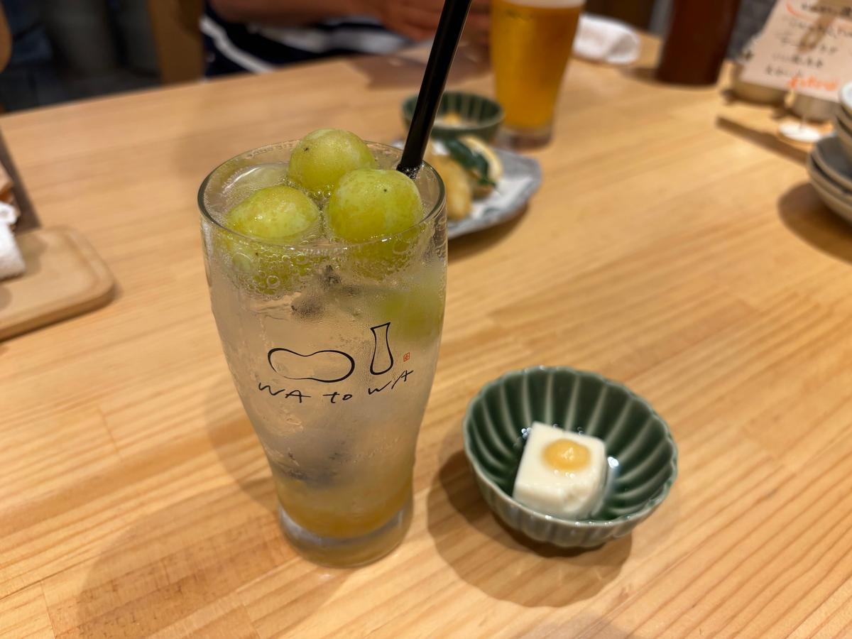 数量限定のシャインマスカットサワー　下にも粒々があってまぜて美味しい