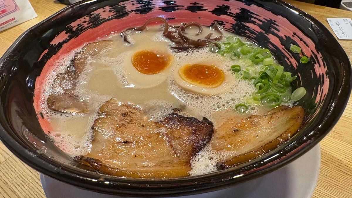 濃厚とんこつスープたまらなく美味しい