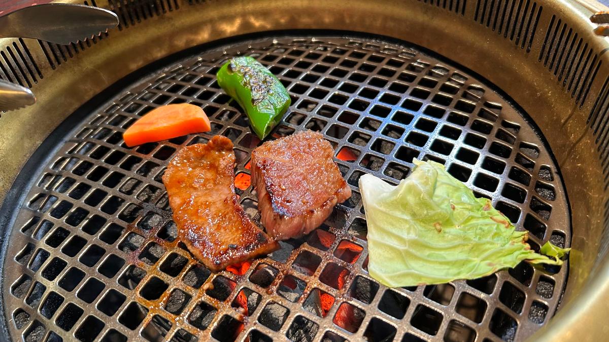 炭火で焼く肉と野菜が最高！