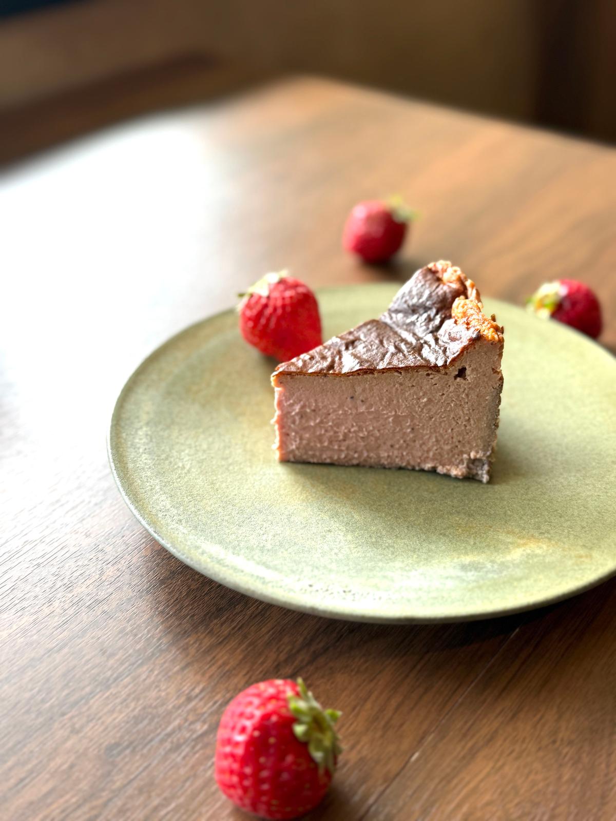 いちごのバスクチーズケーキ　430円