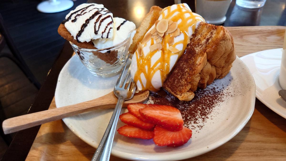 大きな大きなシフォンケーキ！フルーツもアイスもあって幸せ✨
