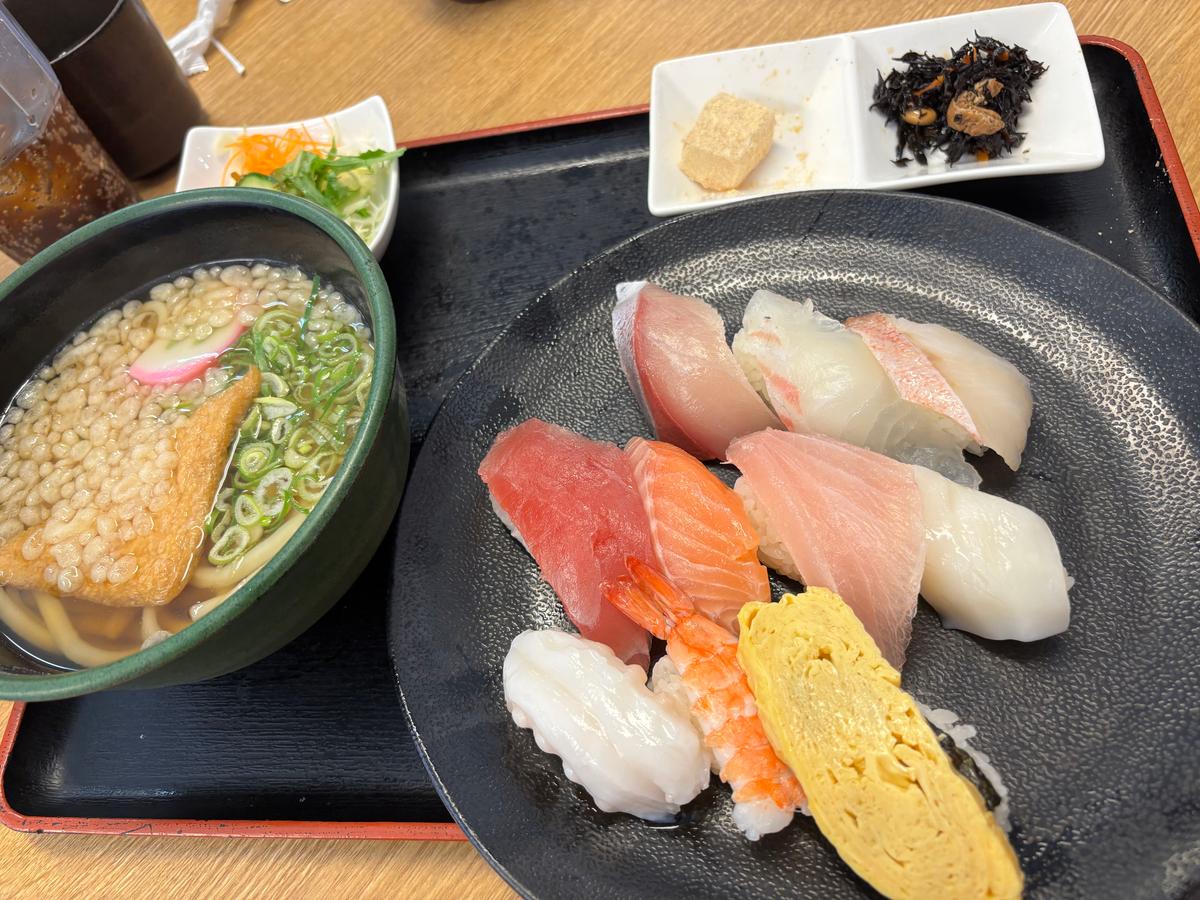 並にぎりランチ(¥990)　にぎり(10貫)とサラダと小鉢、赤だしorうどん