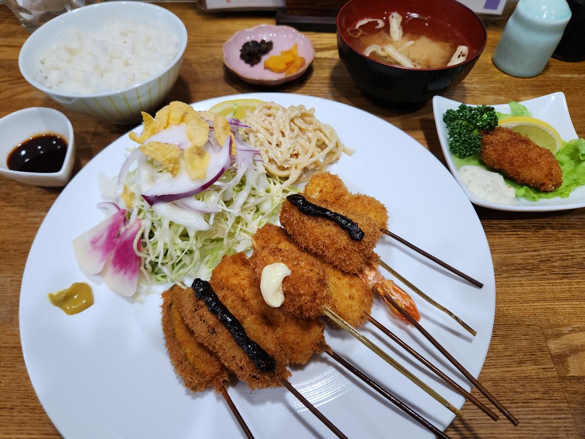 シャキシャキサラダもたっぷり