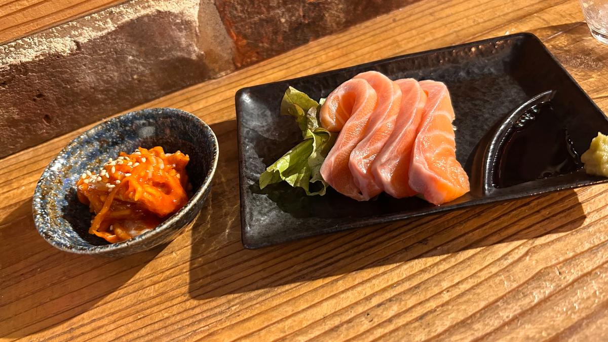 分厚いサーモンのとろける食感に、ピリ辛のチャンジャがお酒を誘います🍣