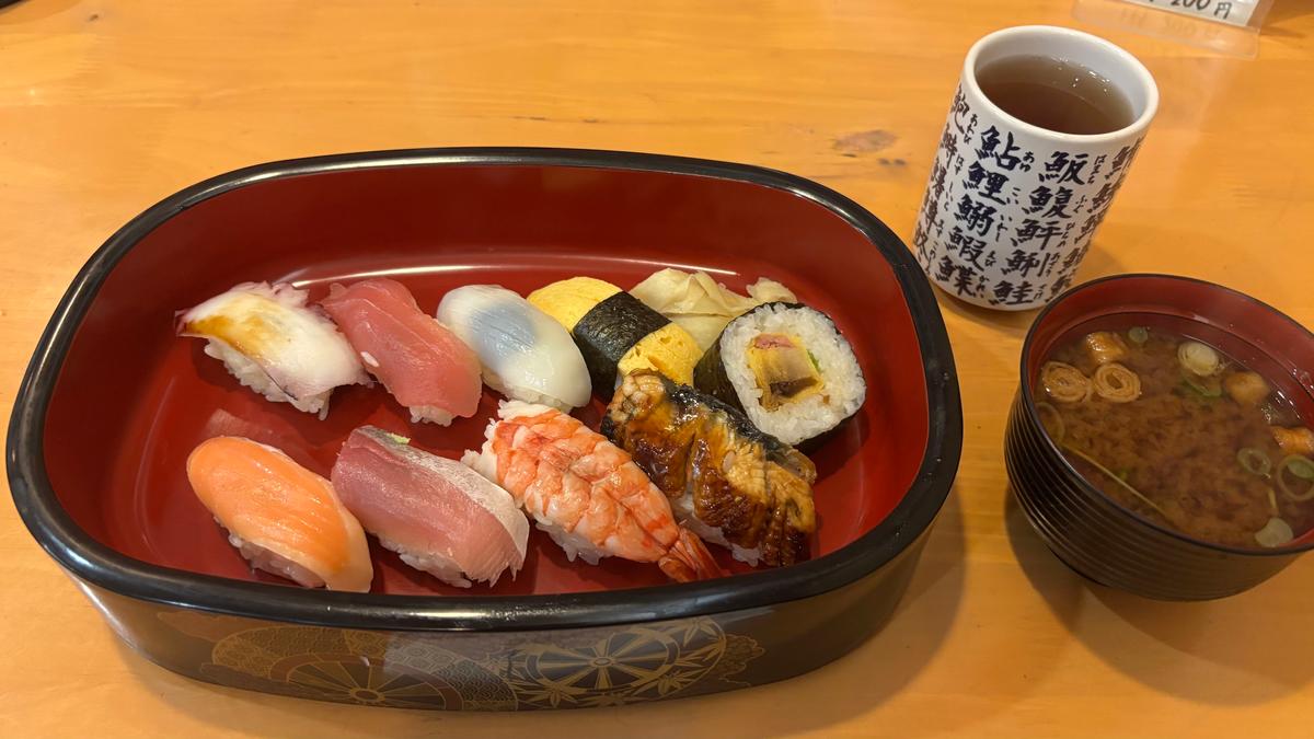 赤だしも温かいお茶もすぐ出てきて忙しいランチの時間にも助かります😊