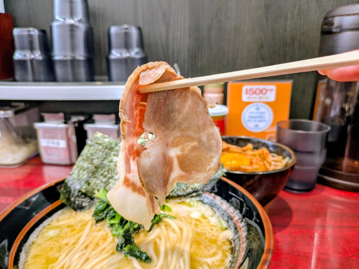 薄くて大きめのチャーシューが👍