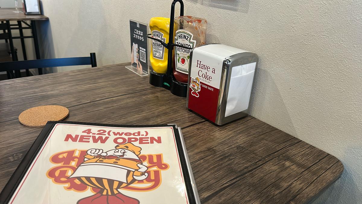 マスタードとケチャップが卓上にあるのも嬉しい！