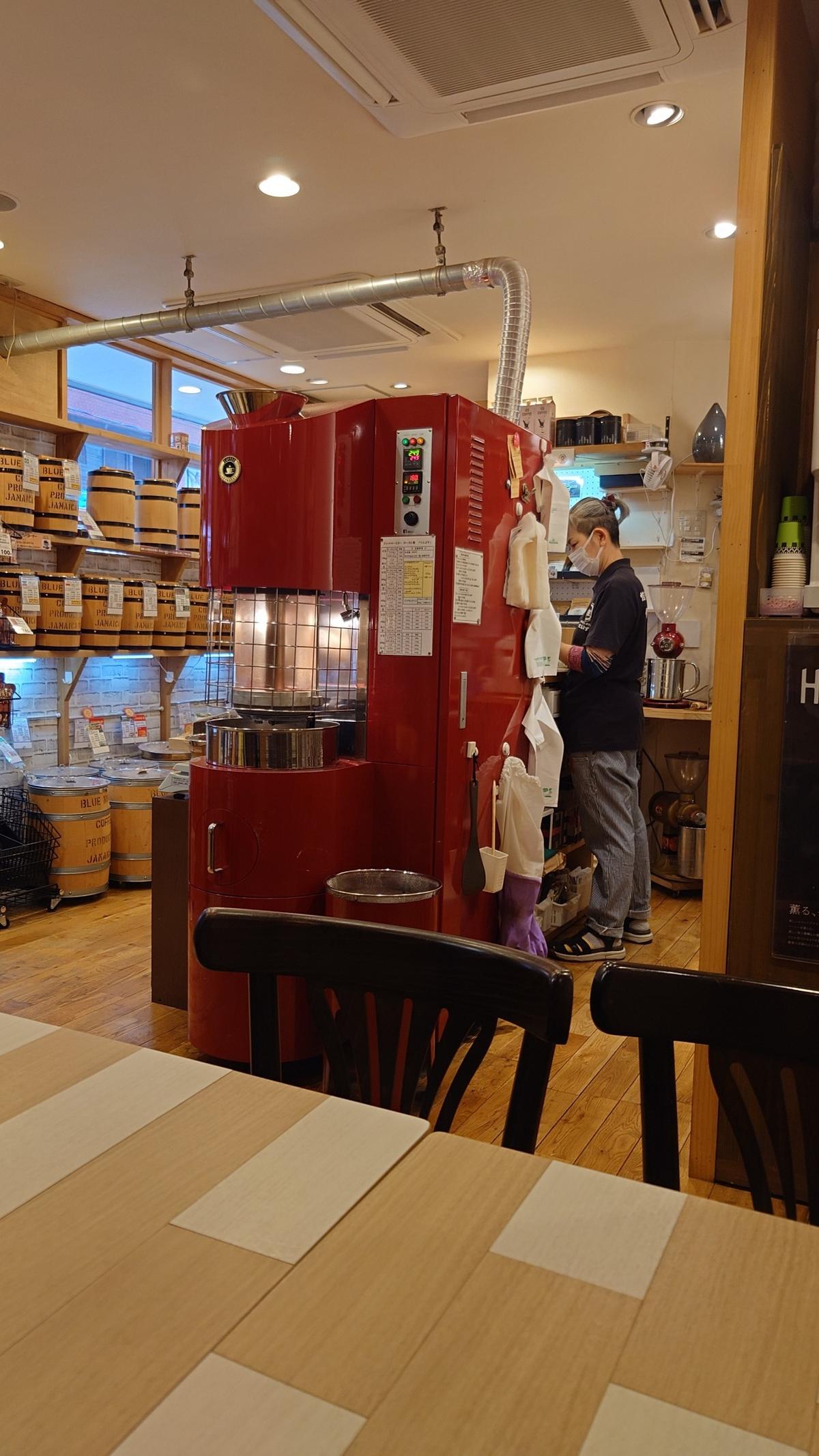 大きな焙煎機で豆が焙煎されている！奥さんチャキチャキ動きます
