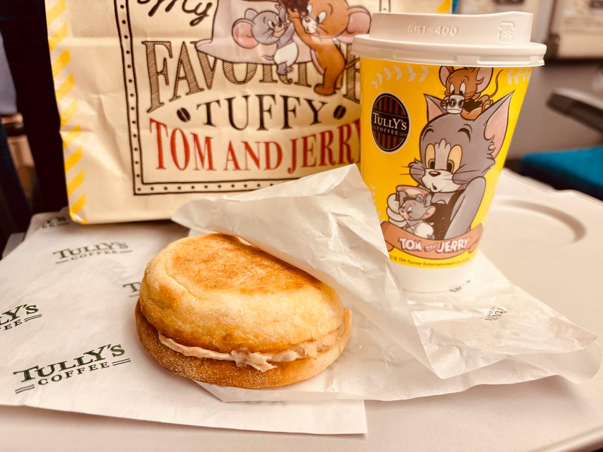 イングリッシュマフィンの中身はツナとチーズ🧀