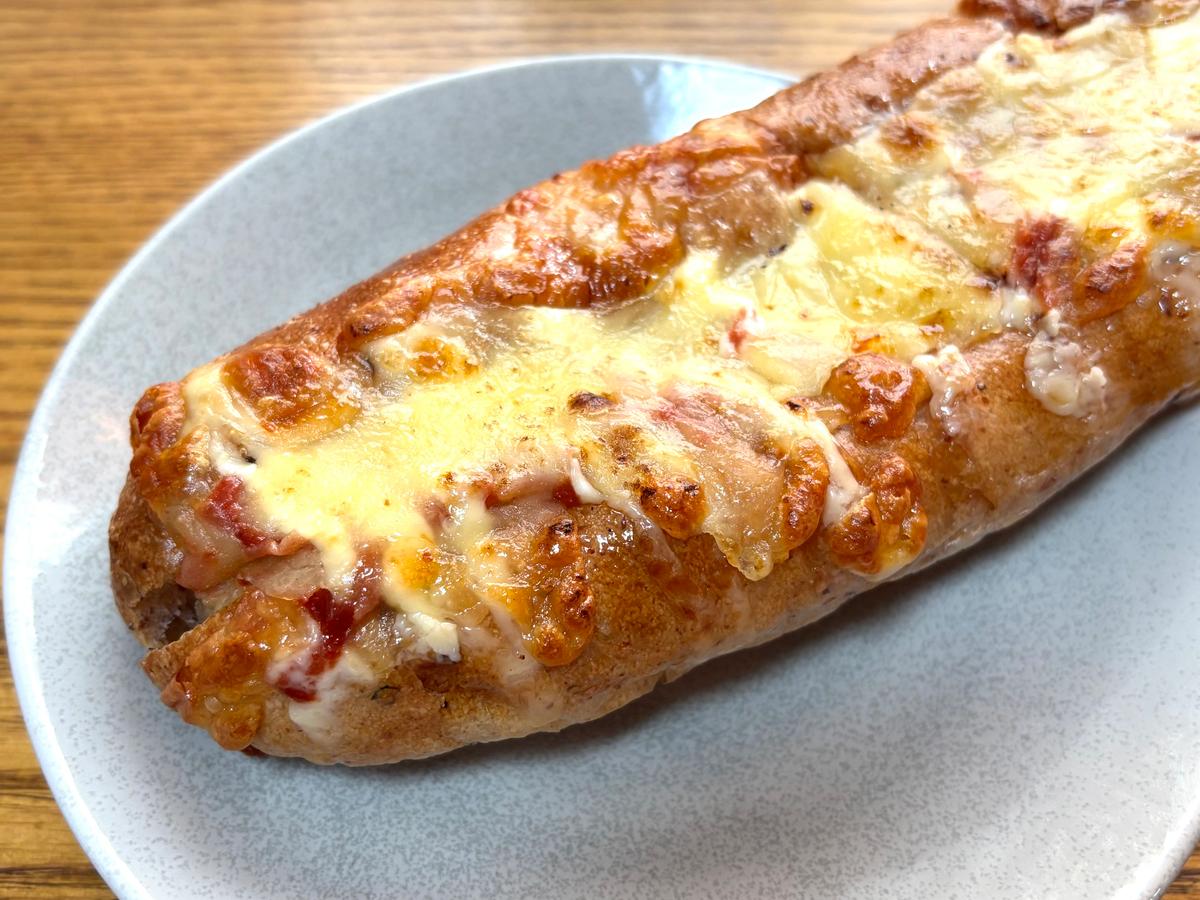 よつ葉ヴァイスブルストソーセージの十六穀ホットドッグ