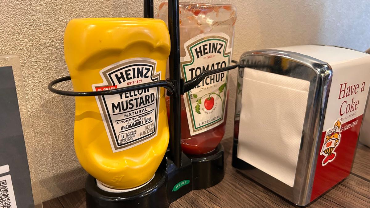 この手の店と言えばこのケチャップとマスタードですよね