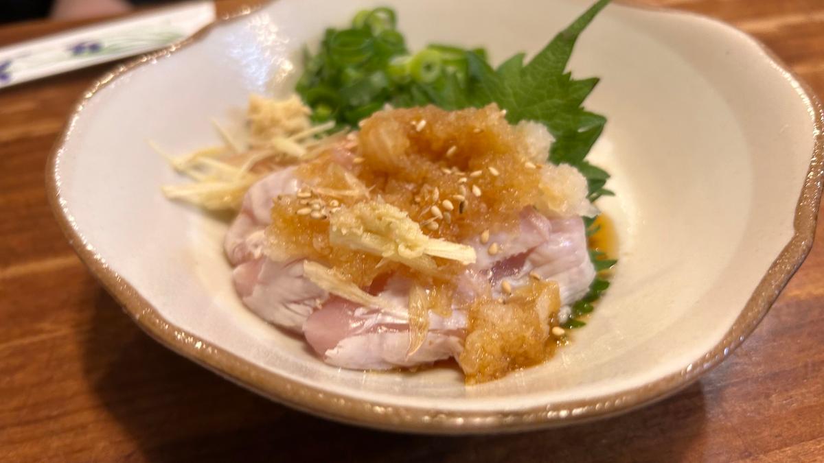 ポン酢で食べるレアな鶏肉が美味!
